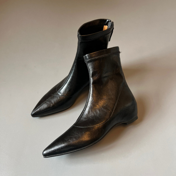 Čizme s povećanjem visine, oštar vrh, stražnji zatvarač, klinasti potpetica 3-5 cm, srednja dužina podnožja