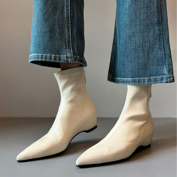 Čizme s povećanjem visine, oštar vrh, stražnji zatvarač, klinasti potpetica 3-5 cm, srednja dužina podnožja