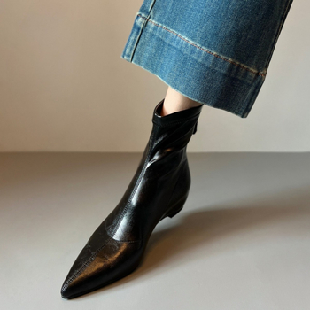 Čizme s povećanjem visine, oštar vrh, stražnji zatvarač, klinasti potpetica 3-5 cm, srednja dužina podnožja