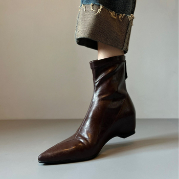 Čizme s povećanjem visine, oštar vrh, stražnji zatvarač, klinasti potpetica 3-5 cm, srednja dužina podnožja