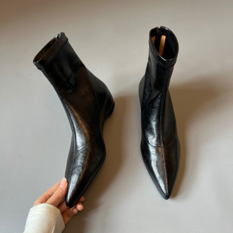 Čizme s povećanjem visine, oštar vrh, stražnji zatvarač, klinasti potpetica 3-5 cm, srednja dužina podnožja