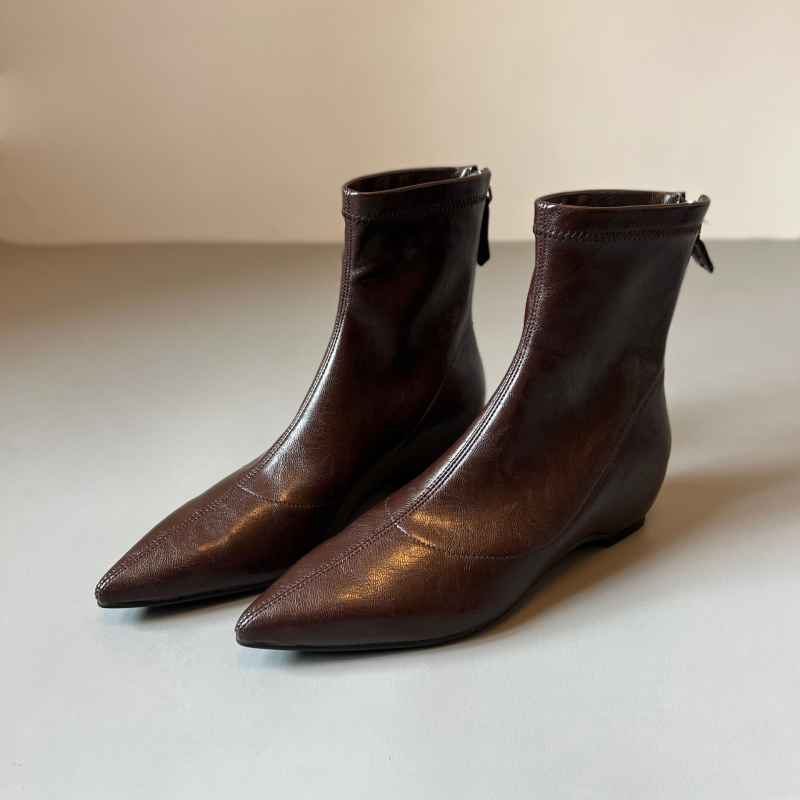 Čizme s povećanjem visine, oštar vrh, stražnji zatvarač, klinasti potpetica 3-5 cm, srednja dužina podnožja