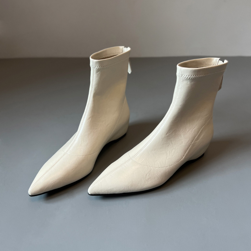 Čizme s povećanjem visine, oštar vrh, stražnji zatvarač, klinasti potpetica 3-5 cm, srednja dužina podnožja