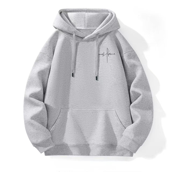 Kapucēts džemperis ar brīvu piegriezumu, augsta kakla, bieza poliestera audums (81–90%), trīsdimensiju kabata ar apdruku