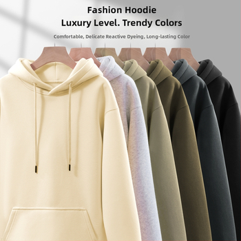 Kapucēts džemperis ar brīvu piegriezumu, augsta kakla, bieza poliestera audums (81–90%), trīsdimensiju kabata ar apdruku