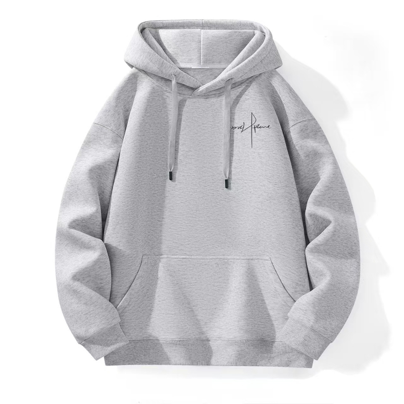 Kapucēts džemperis ar brīvu piegriezumu, augsta kakla, bieza poliestera audums (81–90%), trīsdimensiju kabata ar apdruku