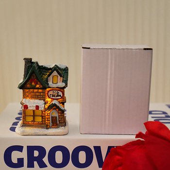 Ornament de birou din rășină, cabană de Crăciun, fără marcă, fără licență IP