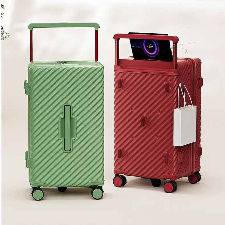 PC-materjalist kohver rattidega, kaal 3 kg, tõmbluku avamine, USB laadimispesa