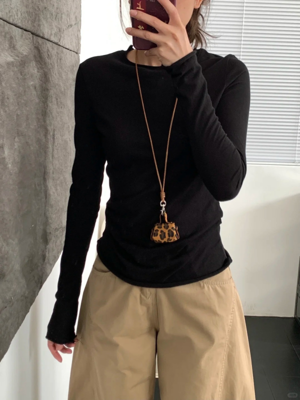 Ženski pamučni T-shirt s dugim rukavima i okruglim izrezom, slim-fit