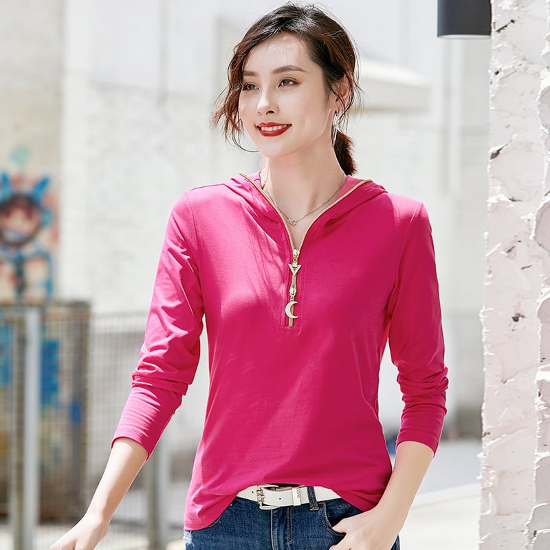 Slim-fit kokvilnas-elastāna garām piedurknēm T-krekls ar kapuci un rāvējslēdzēju, normāla garuma.