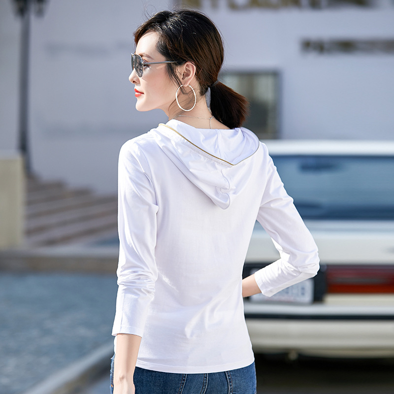 Slim-fit kokvilnas-elastāna garām piedurknēm T-krekls ar kapuci un rāvējslēdzēju, normāla garuma.