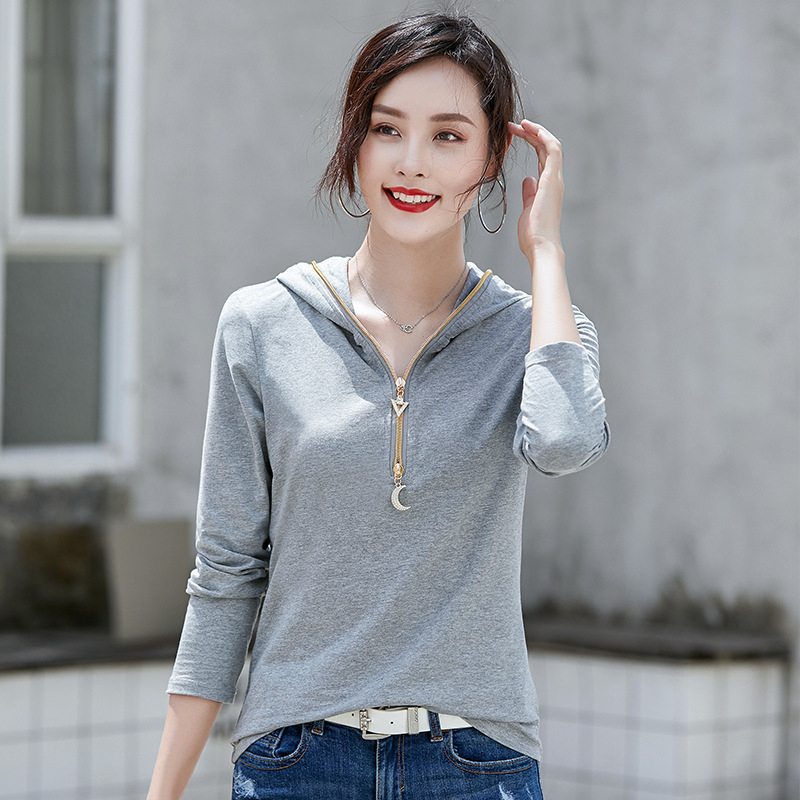 Slim-fit kokvilnas-elastāna garām piedurknēm T-krekls ar kapuci un rāvējslēdzēju, normāla garuma.