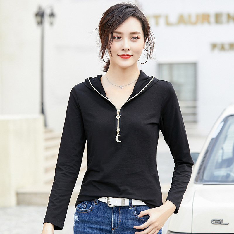 Slim-fit kokvilnas-elastāna garām piedurknēm T-krekls ar kapuci un rāvējslēdzēju, normāla garuma.