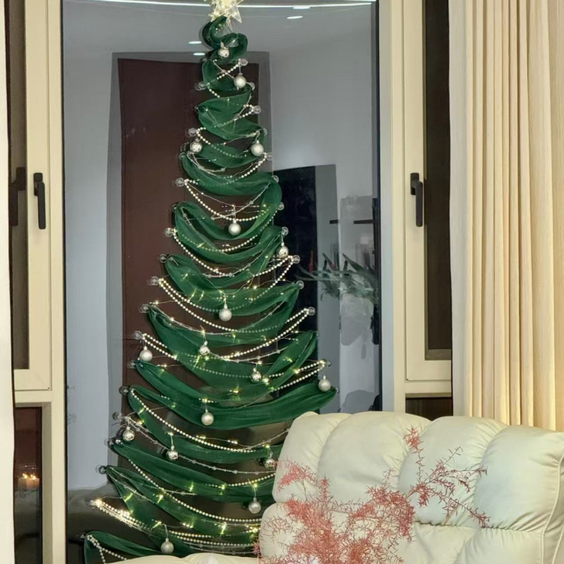Božićna dekoracija dnevnog boravka s prozorom od poda do stropa — DIY viseći ukras za bor i scenografiju atmosfere