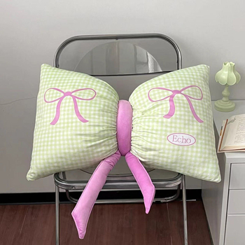 Pagalvė su šerdimi – širdies kaspinų dizainas, medvilninis užvalkalas, PP vatos užpildas, kuteliai ir spauda, miesto stilius