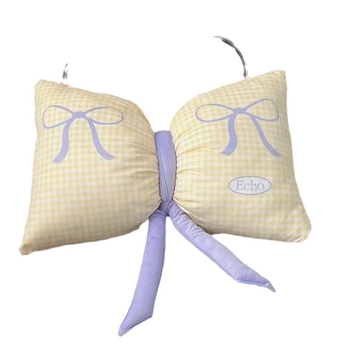 Pagalvė su šerdimi – širdies kaspinų dizainas, medvilninis užvalkalas, PP vatos užpildas, kuteliai ir spauda, miesto stilius