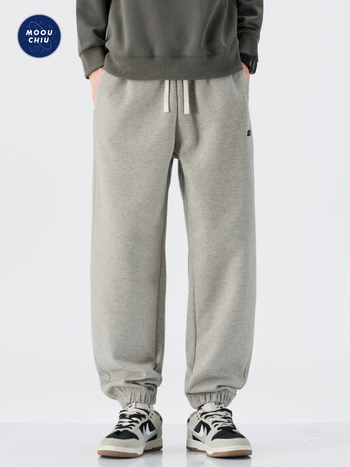 Vīriešu sporta bikses ar izšuvumu – brīvs piegriezums, josta ar auklu, kokvilnas-sintētiska maisījuma audums