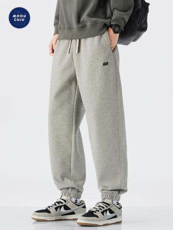 Vīriešu sporta bikses ar izšuvumu – brīvs piegriezums, josta ar auklu, kokvilnas-sintētiska maisījuma audums