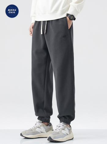 Vīriešu sporta bikses ar izšuvumu – brīvs piegriezums, josta ar auklu, kokvilnas-sintētiska maisījuma audums