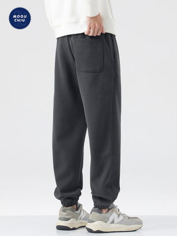 Vīriešu sporta bikses ar izšuvumu – brīvs piegriezums, josta ar auklu, kokvilnas-sintētiska maisījuma audums