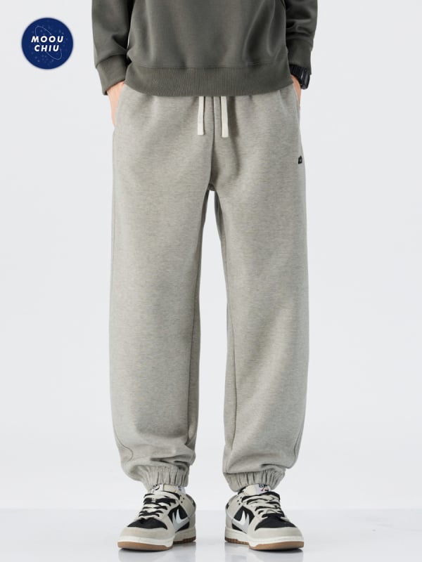 Vīriešu sporta bikses ar izšuvumu – brīvs piegriezums, josta ar auklu, kokvilnas-sintētiska maisījuma audums