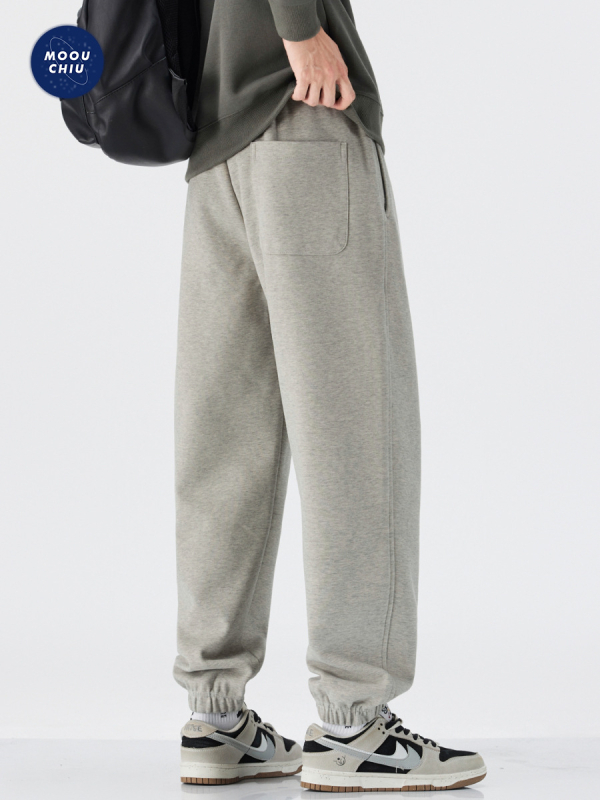 Vīriešu sporta bikses ar izšuvumu – brīvs piegriezums, josta ar auklu, kokvilnas-sintētiska maisījuma audums