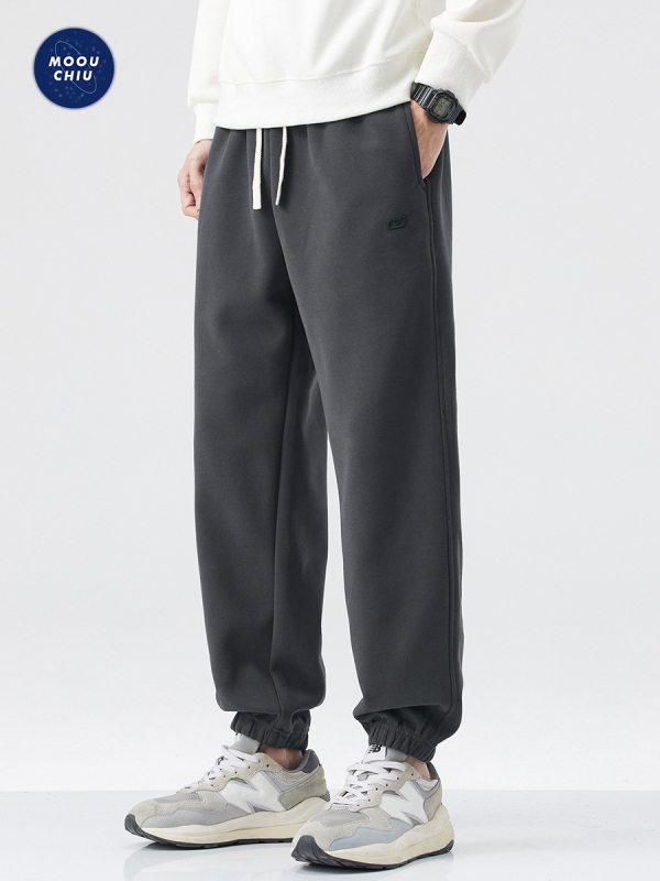 Vīriešu sporta bikses ar izšuvumu – brīvs piegriezums, josta ar auklu, kokvilnas-sintētiska maisījuma audums