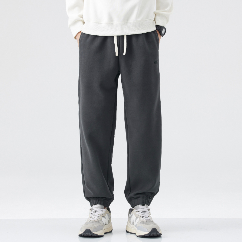 Vīriešu sporta bikses ar izšuvumu – brīvs piegriezums, josta ar auklu, kokvilnas-sintētiska maisījuma audums