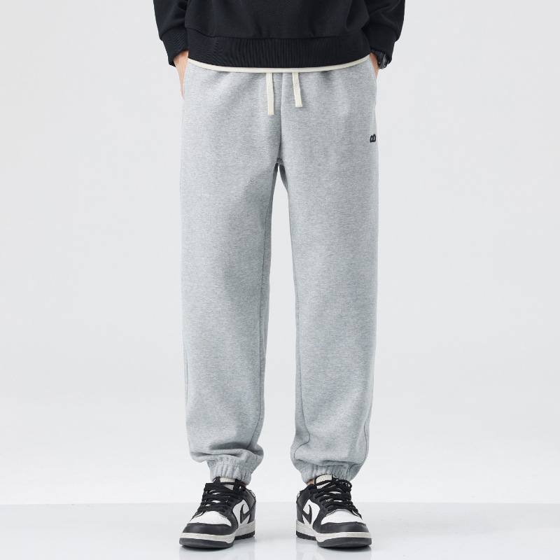 Vīriešu sporta bikses ar izšuvumu – brīvs piegriezums, josta ar auklu, kokvilnas-sintētiska maisījuma audums