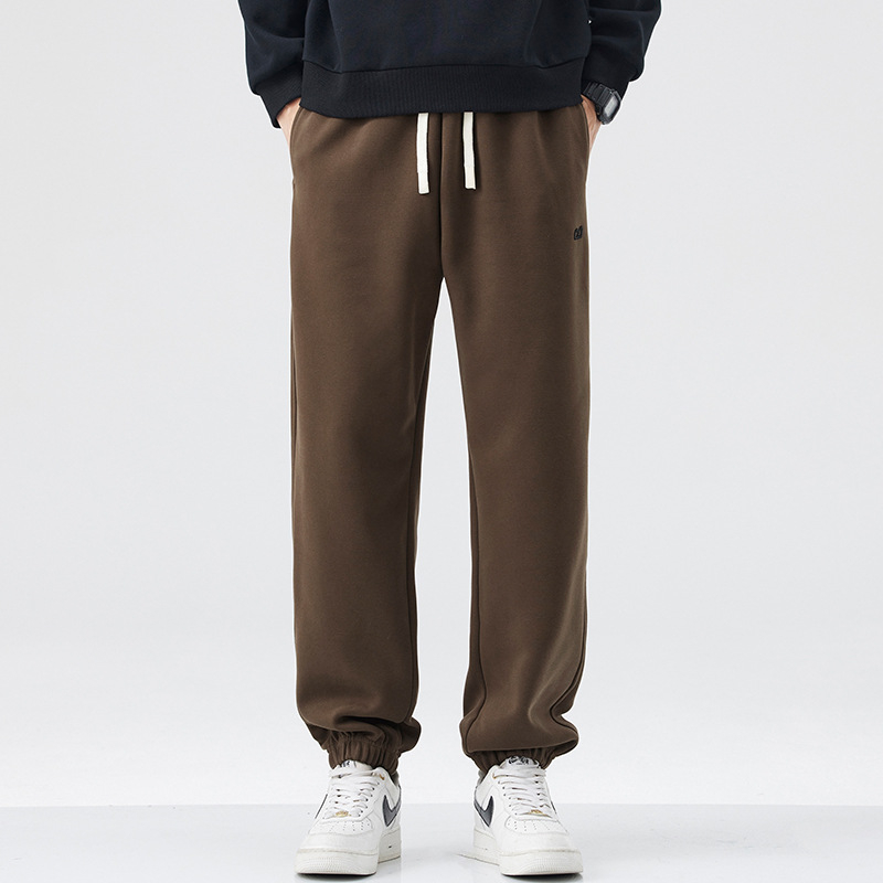 Vīriešu sporta bikses ar izšuvumu – brīvs piegriezums, josta ar auklu, kokvilnas-sintētiska maisījuma audums