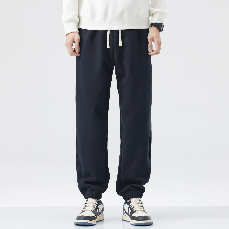 Vīriešu sporta bikses ar izšuvumu – brīvs piegriezums, josta ar auklu, kokvilnas-sintētiska maisījuma audums