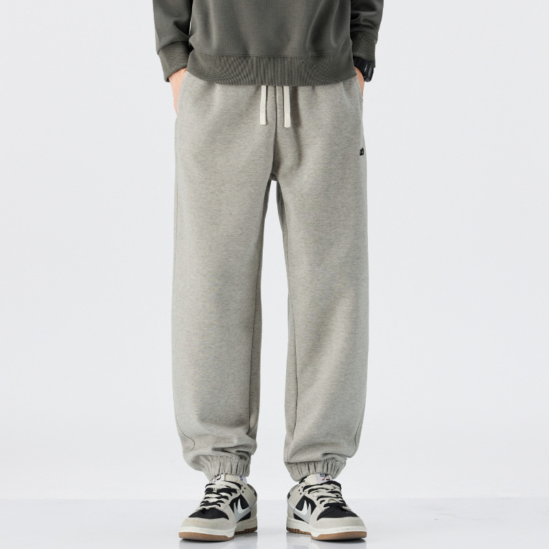 Vīriešu sporta bikses ar izšuvumu – brīvs piegriezums, josta ar auklu, kokvilnas-sintētiska maisījuma audums