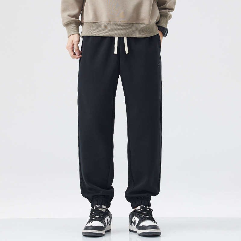 Vīriešu sporta bikses ar izšuvumu – brīvs piegriezums, josta ar auklu, kokvilnas-sintētiska maisījuma audums