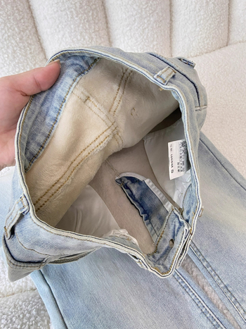 Sieviešu džinsi no denima ar flīsa oderi, augsts viduklis, biezināti, mikro‑flare bootcut, ziema 2025