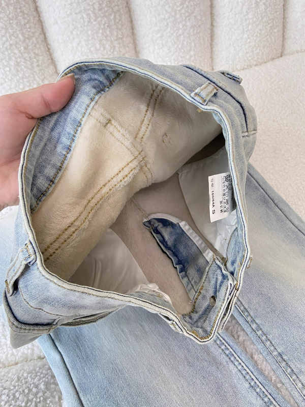 Sieviešu džinsi no denima ar flīsa oderi, augsts viduklis, biezināti, mikro‑flare bootcut, ziema 2025