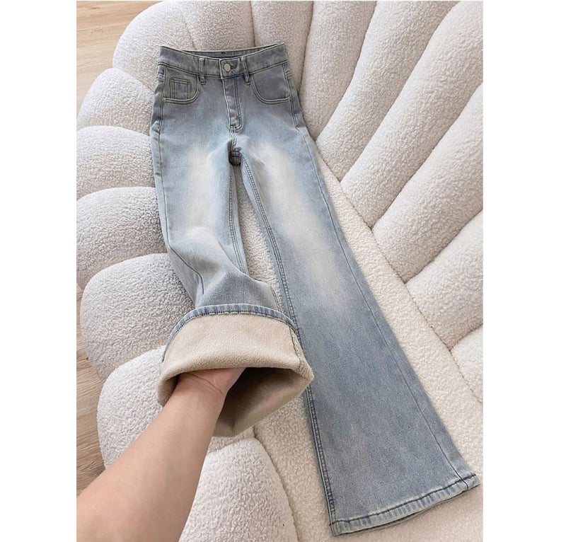 Sieviešu džinsi no denima ar flīsa oderi, augsts viduklis, biezināti, mikro‑flare bootcut, ziema 2025