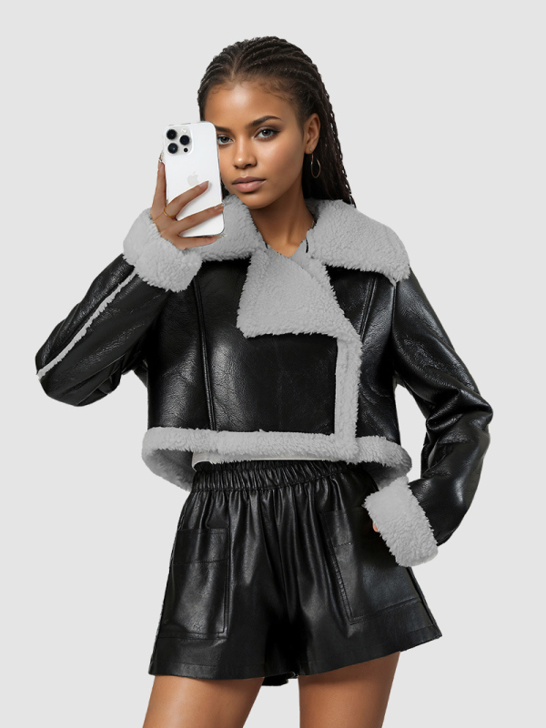 Moterų dirbtinės odos švarkas, trumpas kirpimas, V formos kaklo iškirptė, dirbtinės kailio apykaklė, laisvas siluetas.