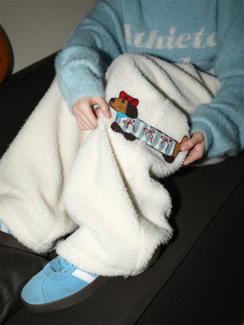 Dachshund izšūtas flīses bikses ziemai, velveta iekšpuse, alpakas vilnas un 76% poliestera maisījums, brīvs piegriezums, viduklis ar vidējo augšdaļu, šņorēta aizdare