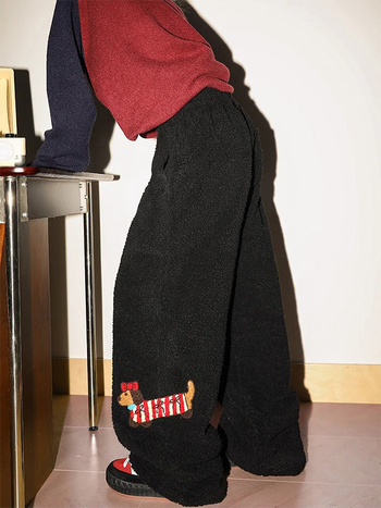 Dachshund izšūtas flīses bikses ziemai, velveta iekšpuse, alpakas vilnas un 76% poliestera maisījums, brīvs piegriezums, viduklis ar vidējo augšdaļu, šņorēta aizdare