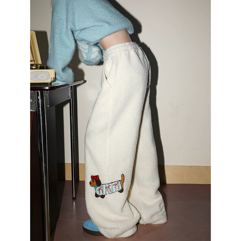 Dachshund izšūtas flīses bikses ziemai, velveta iekšpuse, alpakas vilnas un 76% poliestera maisījums, brīvs piegriezums, viduklis ar vidējo augšdaļu, šņorēta aizdare