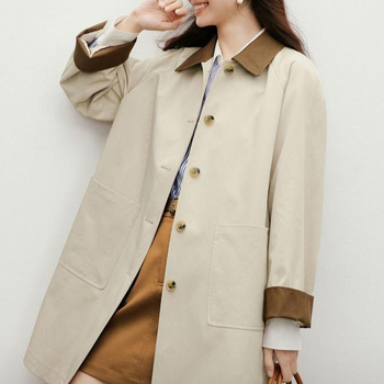 Παλτό trench σε ιαπωνικό στυλ, μινιμαλιστικό με χαλαρή γραμμή, πολυεστερική μίξη 70–80% + 30–50%, λεπτομέρειες κολλάζ, φθινοπωρινό 2025