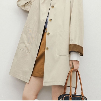 Παλτό trench σε ιαπωνικό στυλ, μινιμαλιστικό με χαλαρή γραμμή, πολυεστερική μίξη 70–80% + 30–50%, λεπτομέρειες κολλάζ, φθινοπωρινό 2025