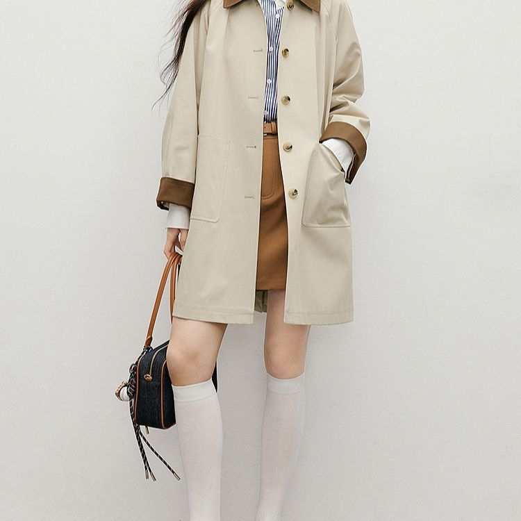 Παλτό trench σε ιαπωνικό στυλ, μινιμαλιστικό με χαλαρή γραμμή, πολυεστερική μίξη 70–80% + 30–50%, λεπτομέρειες κολλάζ, φθινοπωρινό 2025