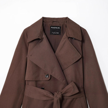 Vējjakas ar jostu, šaurs griezums, vidēja garuma, kostīmam līdzīgs apkakle, garas piedurknes