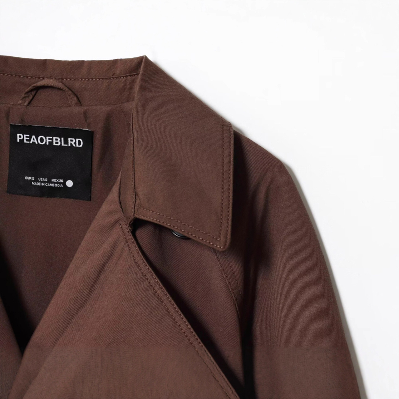 Vējjakas ar jostu, šaurs griezums, vidēja garuma, kostīmam līdzīgs apkakle, garas piedurknes