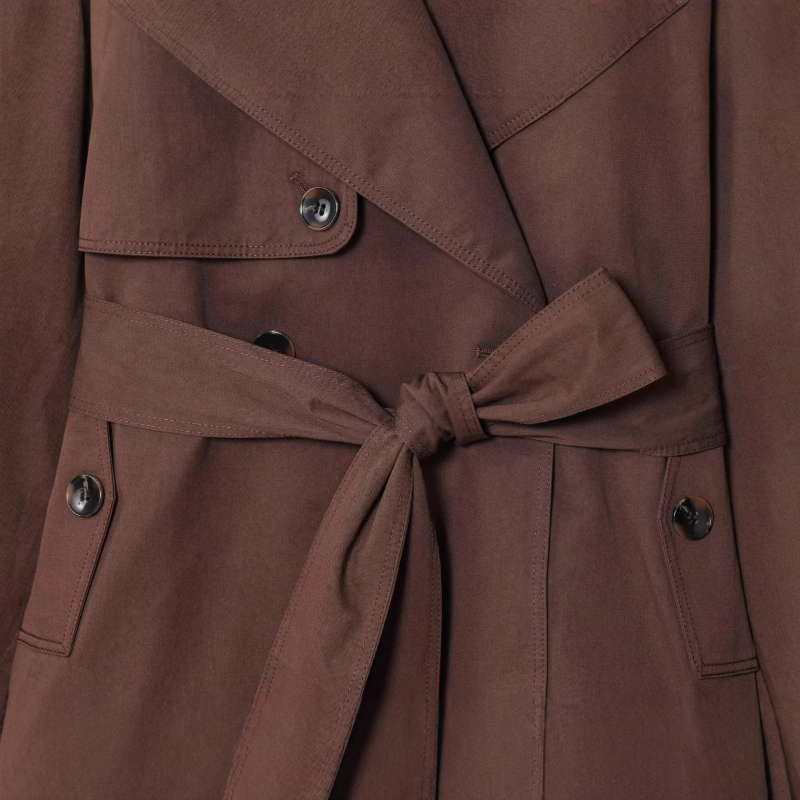 Vējjakas ar jostu, šaurs griezums, vidēja garuma, kostīmam līdzīgs apkakle, garas piedurknes