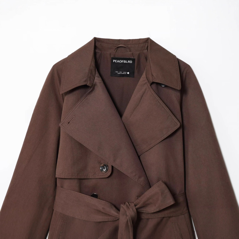 Vējjakas ar jostu, šaurs griezums, vidēja garuma, kostīmam līdzīgs apkakle, garas piedurknes