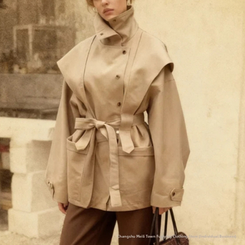 Vēja jaka, poliestera audums, šaurs piegriezums, vidēja garuma, rāvējslēdzēja aizdare