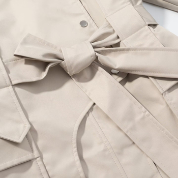 Vēja jaka, poliestera audums, šaurs piegriezums, vidēja garuma, rāvējslēdzēja aizdare