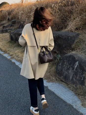 Sieviešu vidēja garuma vēja jaka, brīvā piegriezuma, kokvilnas-poliestera maisījums (50–70% kokvilnas), Raglāna piedurknes, Korejiskais casual stils